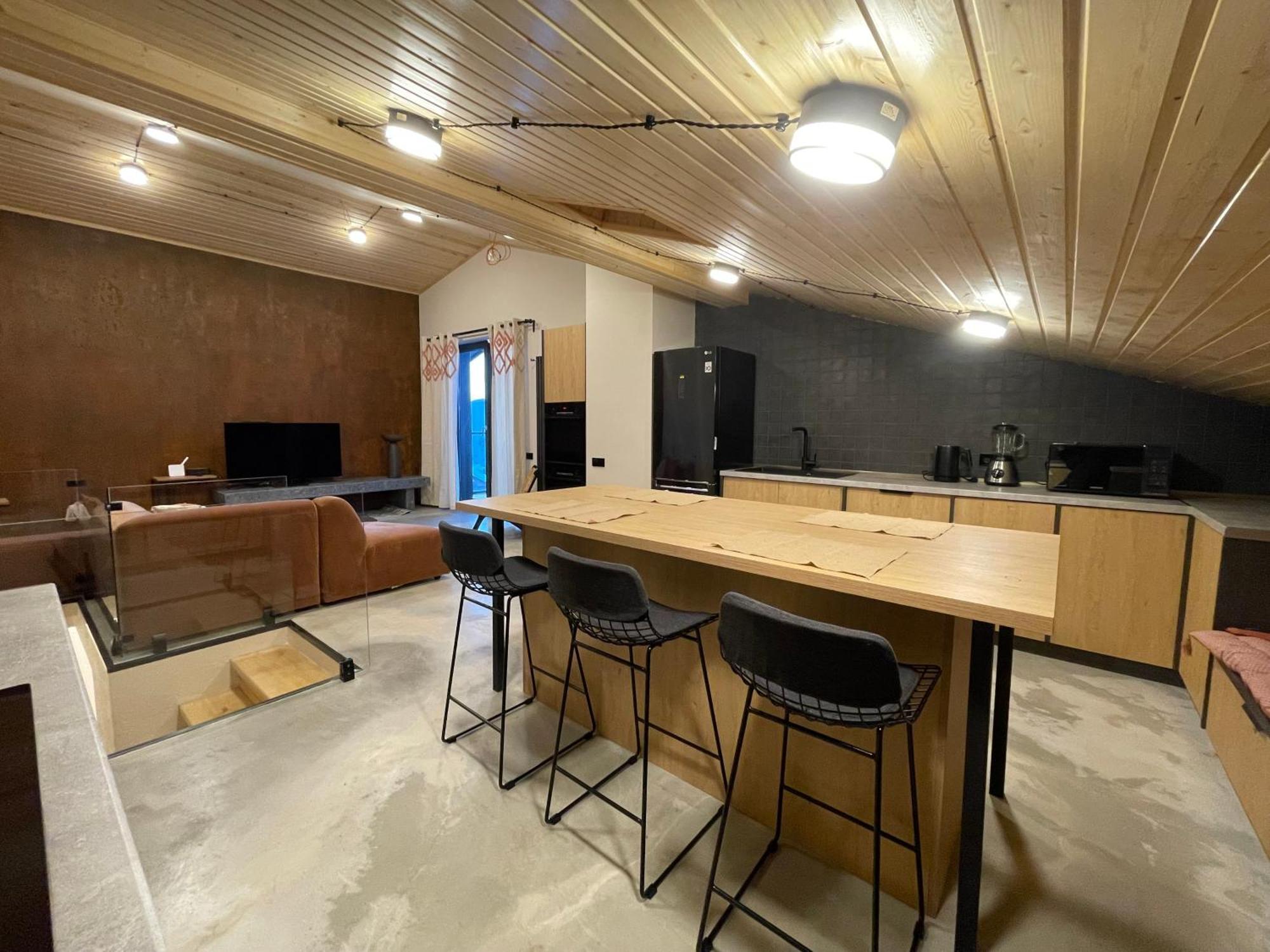 Apartment Four Season
